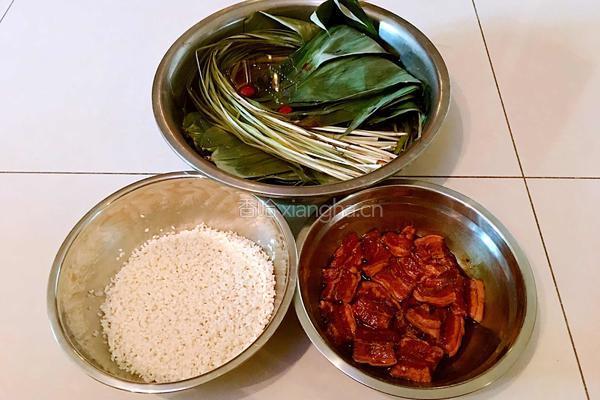 咸肉糯米牛角粽的做法图解4