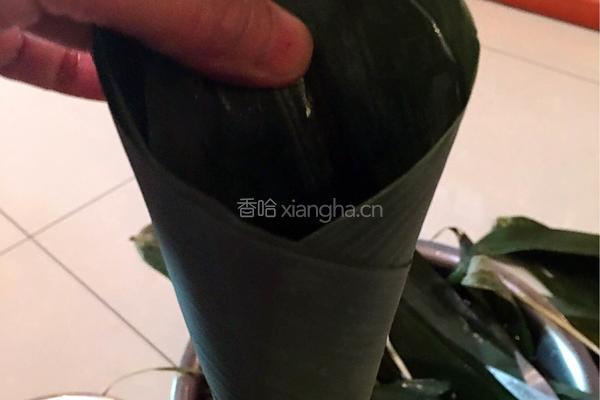 咸肉糯米牛角粽的做法图解5