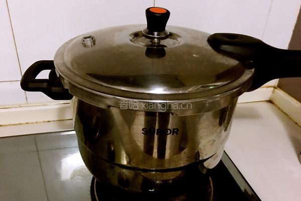 咸肉糯米牛角粽的做法图解11