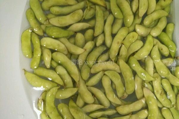 水煮五香毛豆的做法图解1