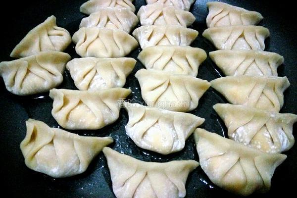 煎饺子的做法图解2