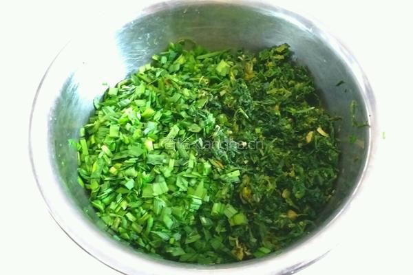 荠菜韭菜猪肉馅的做法图解2