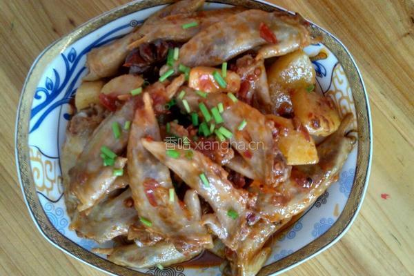 土豆闷鸡翅尖的做法图解8