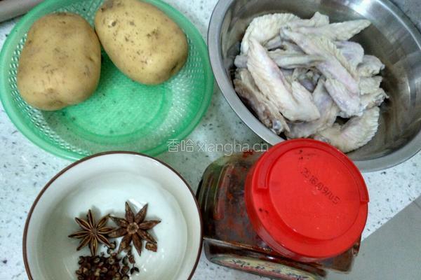 土豆闷鸡翅尖的做法图解1