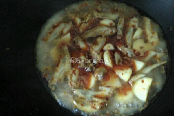 土豆闷鸡翅尖的做法图解7