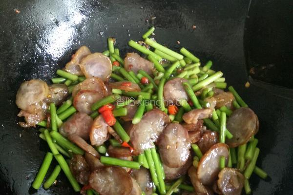 蒜苗炒香肠的做法图解3