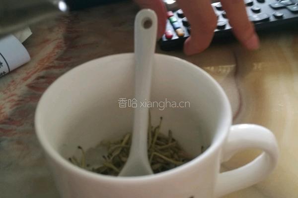 金银花茶的做法图解1