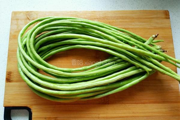 黄豆酱炒豆角的做法图解1