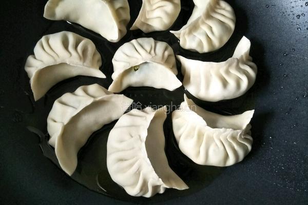 锅贴饺的做法图解12