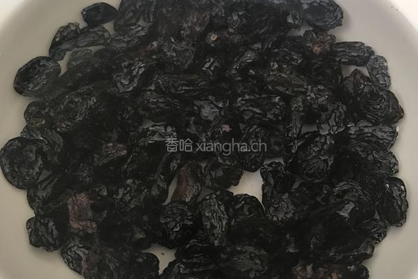 葡萄干蛋糕卷的做法图解2