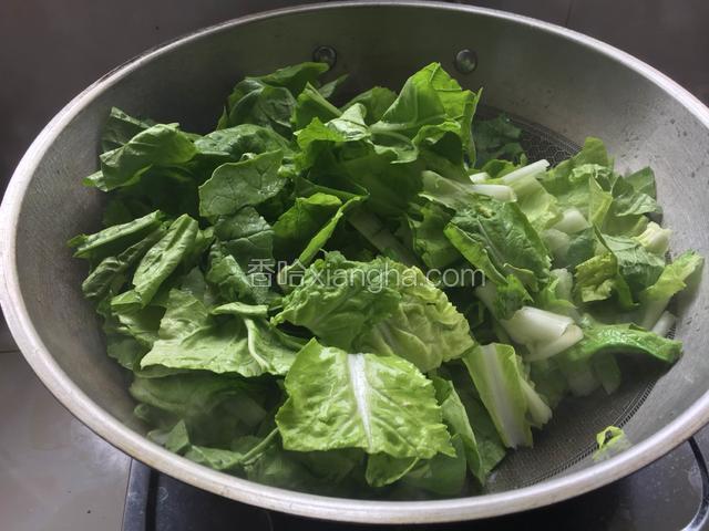 加青菜翻炒.大火炒倒以后