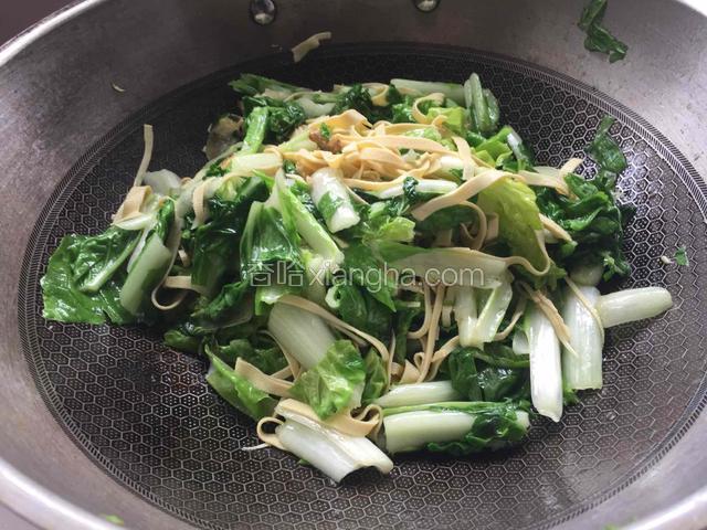加适量的盐.别的佐料不用.喜欢的可以加