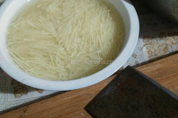 土豆炒芝麻的做法图解1