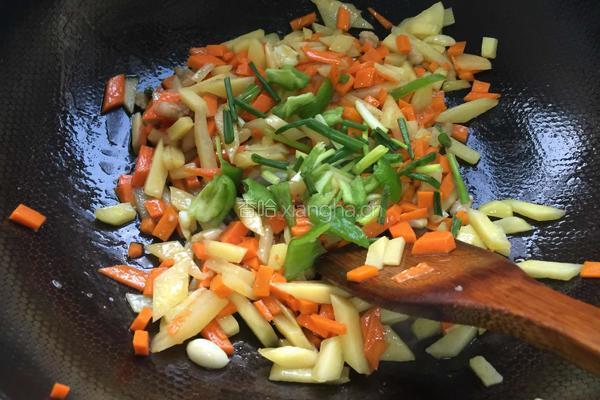炒土豆胡萝卜丁的做法图解7