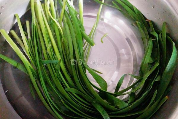 韭菜土豆饼的做法图解1
