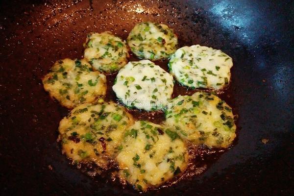韭菜土豆饼的做法图解10