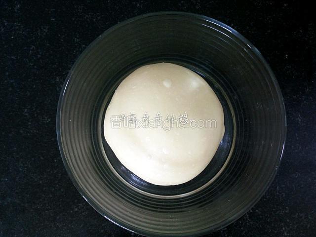 滚圆放容器里盖保鲜膜，在26℃环境下进行基础发酵。
夏天室温高，揉面用的所有液体最好都是冰的，就是从冰箱里拿出来的冷藏过的。揉好的面团先送冰箱冷藏30分钟再取出室温发酵。