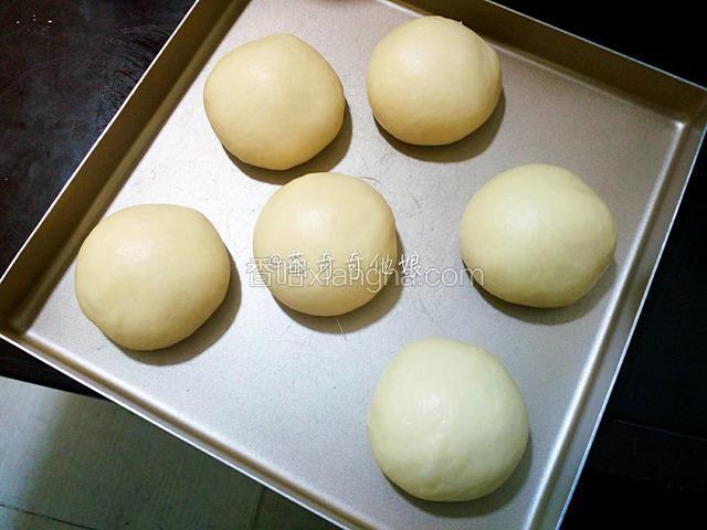 放烤箱里旁边放一碗热水，在温度为36℃湿度为75％的环境下进行二次发酵。
发酵至两倍大取出。
烤箱预热190度。