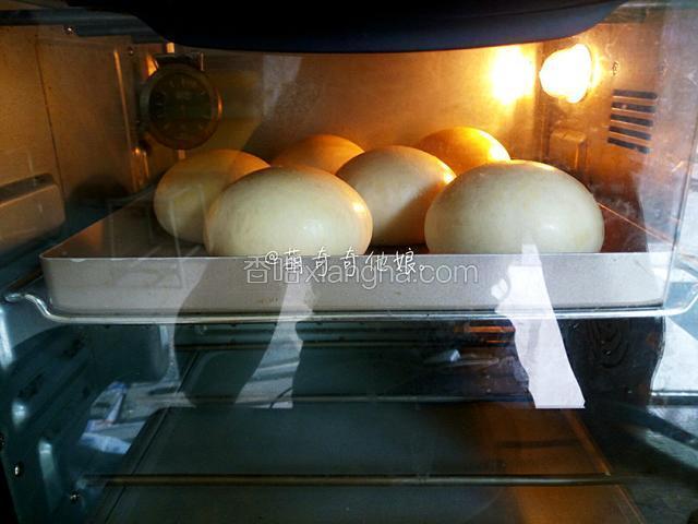 送入预热好的烤箱中层，上下火180度烤15分钟。
中途观察上色情况即使覆盖锡纸。