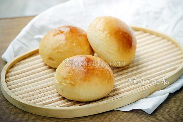 成品图。圆鼓鼓软乎乎的椰香小餐包就做好啦！
