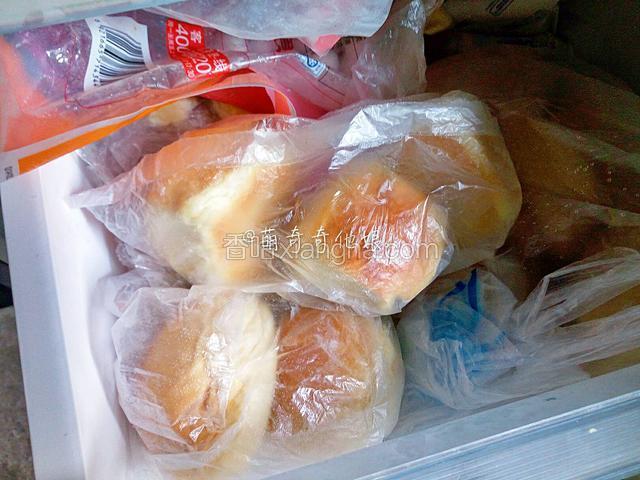 预计一两天内吃不完的可以装保鲜袋密封后放冰箱冷冻室冷冻保存，要吃的时候提前拿出来室温解冻，就跟刚做的一样。
存点粮食在冰箱里想吃就可以吃，免得还要去现做，挺方便的。