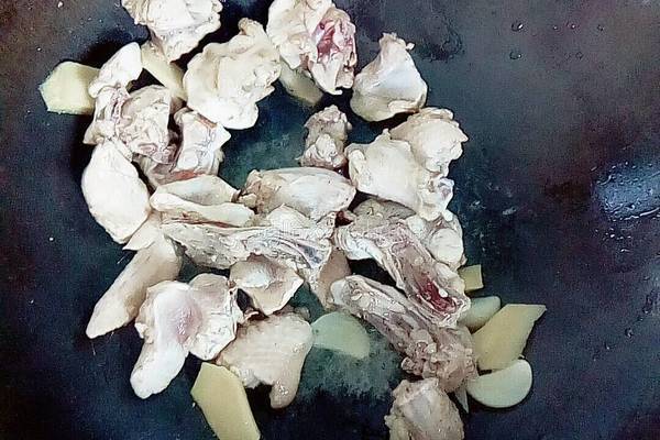 小鸡炖香菇的做法图解6