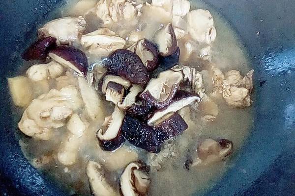 小鸡炖香菇的做法图解9