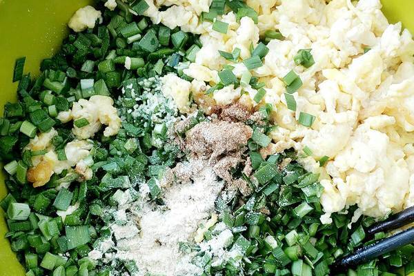 香煎韭菜鸡蛋饼的做法图解6