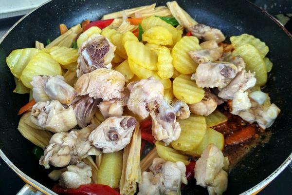 土豆鸡翅香锅的做法图解13