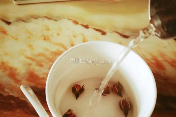 金边玫瑰花茶的做法图解2