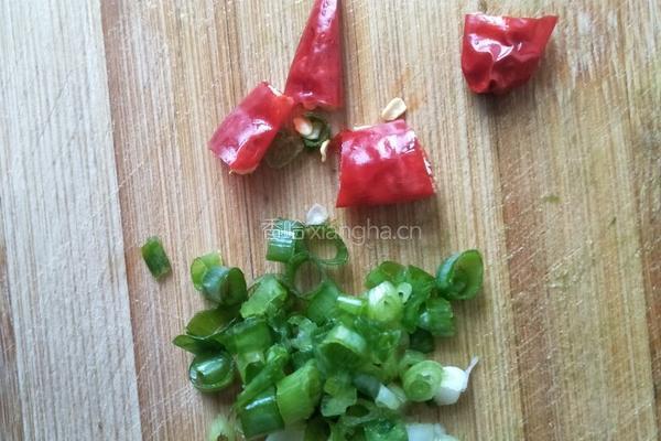 绿豆芽炒韭菜的做法图解3