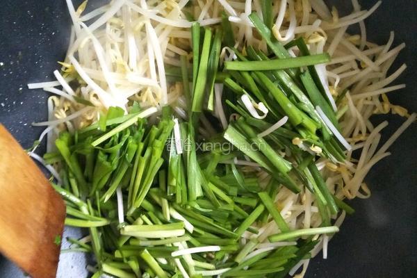 绿豆芽炒韭菜的做法图解7