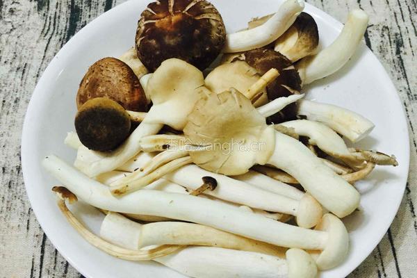 杂菇鱿鱼排骨粥的做法图解2