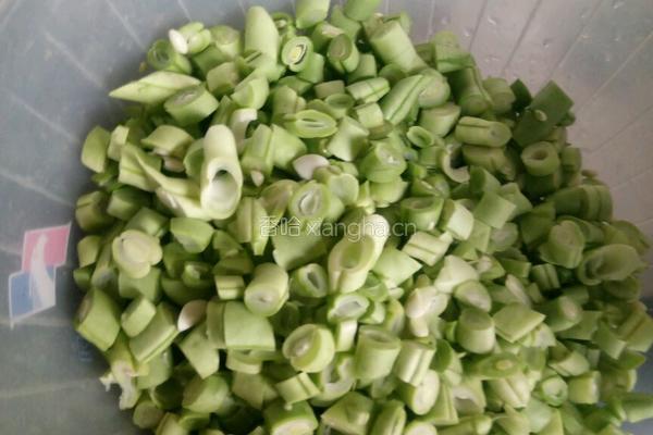 四季豆焖饭的做法图解1