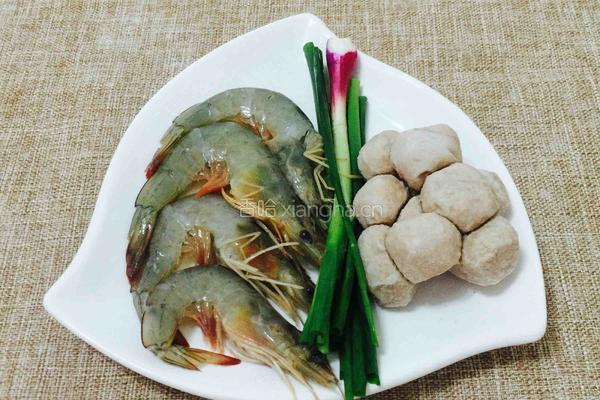 香菇鲜虾排骨年糕汤的做法图解2
