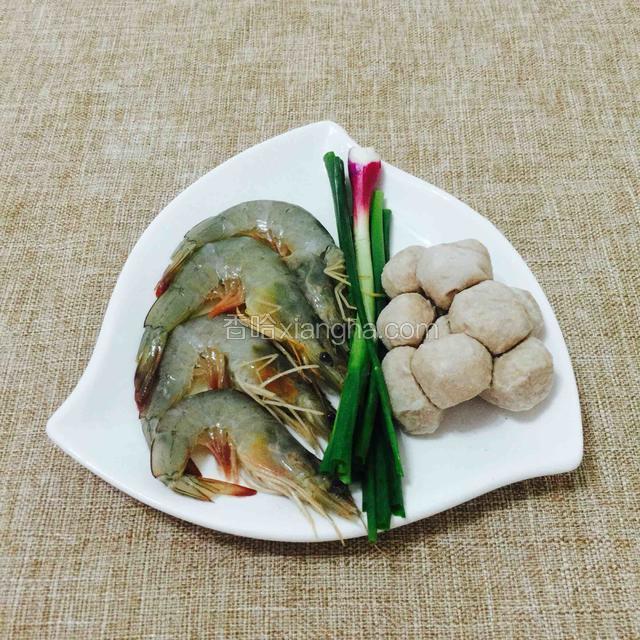 材料如图……
海虾，香葱，猪肉丸，待用