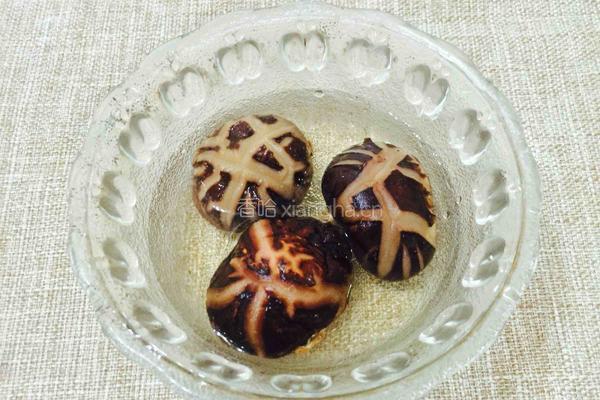 香菇鲜虾排骨年糕汤的做法图解3