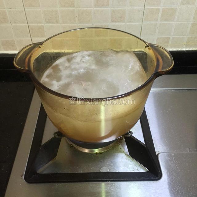 加进适量过滤纯净水，先煲排骨汤
这个汤用来做年糕汤的汤底。
大约煲40分钟