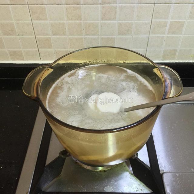 排骨煲熟，加进年糕，搅拌均匀

