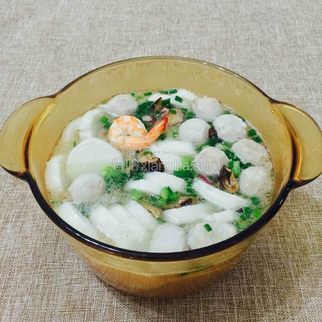 香香的年糕汤，各人口味，可以滴上几滴麻油，提味。
也可以撒上白胡椒粉。各人口味了。
