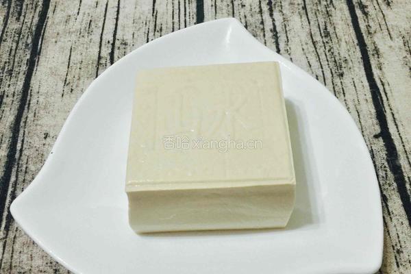 蒜蓉酱拌嫩豆腐皮蛋的做法图解1