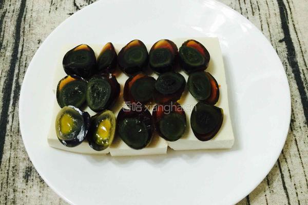 蒜蓉酱拌嫩豆腐皮蛋的做法图解6