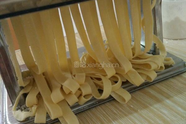 鸡蛋手工面的制作（面条机版）的做法图解6