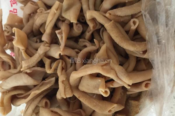 青椒炒鸭肠的做法图解1