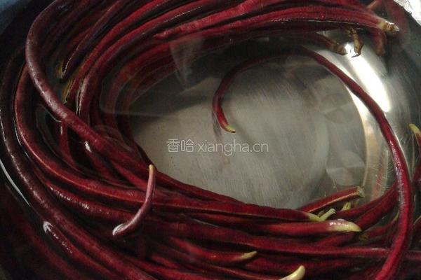 五花肉炒紫豇豆的做法图解2
