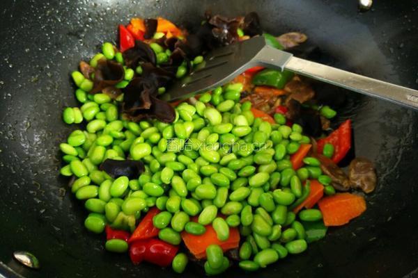 香肠炒毛豆的做法图解7