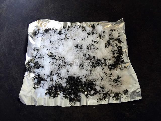 锅内铺一张锡纸，上面放上白糖和绿茶。