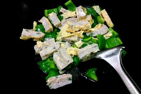 腐竹鲮鱼片炒圆椒的做法图解5