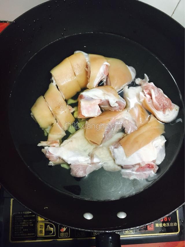 加上姜和料酒，放锅里大火煮沸，大概十分钟
