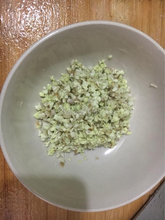 在高压锅炖猪手的时候，可以切碎沙姜，越碎越好，如下